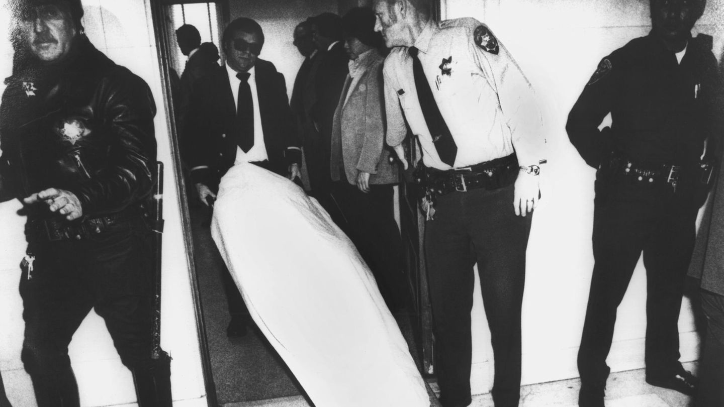 Dan White war wütend, als er am 27. November 1978 in die Büros der Stadtverwaltung von San Francisco stürmte. Der konservative Stadtrat hatte sein Amt aufgegeben, sich dann umentschieden, aber der liberale Bürgermeister George Moscone wollte ihn nicht wieder einsetzen. Also nahm der ehemalige Polizist seinen Revolver Smith & Wesson Kaliber 38, kletterte, um die kürzlich installierten Metalldetektoren zu umgehen, durch ein Fenster im ersten Stock in das Gebäude und schoss Moscone in die Schulter, in die Brust und zweimal in den Kopf. Dann lud White die Waffe nach und ging zum Büro von Harvey Milk, San Franciscos erstem offen schwulen Stadtrat und populären Bürgerrechtler. White feuerte fünf Mal auf Milk und tötete ihn ebenfalls. Die letzten beiden Schüsse gab er so ab, dass der Lauf der Waffe den Schädel seines Opfers berührte. Dass Bild oben zeigt den Abtransport von Milks Leichnam nach der Tat.   In Whites Mordprozess argumentierten seine Verteidiger erfolgreich, dass sein Urteilsvermögen durch eine längere Phase klinischer Depressionen beeinträchtigt gewesen sei. Als Beleg dafür führten sie unter anderem an, dass der ehemalige Gesundheitsfanatiker zuletzt sehr viel Junkfood zu sich genommen habe. White wurde daraufhin nicht wegen Mordes, sondern nur wegen Totschlags zu sieben Jahren Haft verurteilt. Der Gerichtsentscheid löste in der Stadt einen Aufruhr aus, der später als "White Night Riot" bekannt wurde.  Zahlreiche Bücher und Filme wurden über Milk gedreht, darunter der Dokumentarfilm "The Times of Harvey Milk" (1984), der mit einem Oscar ausgezeichnet wurde, und "Milk" (2008) mit Sean Penn in der Hauptrolle. Im Jahr 2009 wurde Harvey Milk posthum die Presidential Medal of Freedom verliehen.