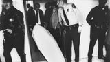 Dan White war wütend, als er am 27. November 1978 in die Büros der Stadtverwaltung von San Francisco stürmte. Der konservative Stadtrat hatte sein Amt aufgegeben, sich dann umentschieden, aber der liberale Bürgermeister George Moscone wollte ihn nicht wieder einsetzen. Also nahm der ehemalige Polizist seinen Revolver Smith & Wesson Kaliber 38, kletterte, um die kürzlich installierten Metalldetektoren zu umgehen, durch ein Fenster im ersten Stock in das Gebäude und schoss Moscone in die Schulter, in die Brust und zweimal in den Kopf. Dann lud White die Waffe nach und ging zum Büro von Harvey Milk, San Franciscos erstem offen schwulen Stadtrat und populären Bürgerrechtler. White feuerte fünf Mal auf Milk und tötete ihn ebenfalls. Die letzten beiden Schüsse gab er so ab, dass der Lauf der Waffe den Schädel seines Opfers berührte. Dass Bild oben zeigt den Abtransport von Milks Leichnam nach der Tat.   In Whites Mordprozess argumentierten seine Verteidiger erfolgreich, dass sein Urteilsvermögen durch eine längere Phase klinischer Depressionen beeinträchtigt gewesen sei. Als Beleg dafür führten sie unter anderem an, dass der ehemalige Gesundheitsfanatiker zuletzt sehr viel Junkfood zu sich genommen habe. White wurde daraufhin nicht wegen Mordes, sondern nur wegen Totschlags zu sieben Jahren Haft verurteilt. Der Gerichtsentscheid löste in der Stadt einen Aufruhr aus, der später als "White Night Riot" bekannt wurde.  Zahlreiche Bücher und Filme wurden über Milk gedreht, darunter der Dokumentarfilm "The Times of Harvey Milk" (1984), der mit einem Oscar ausgezeichnet wurde, und "Milk" (2008) mit Sean Penn in der Hauptrolle. Im Jahr 2009 wurde Harvey Milk posthum die Presidential Medal of Freedom verliehen.