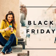 Eine junge Frau, die draußen am Telefon SMS schreibt.