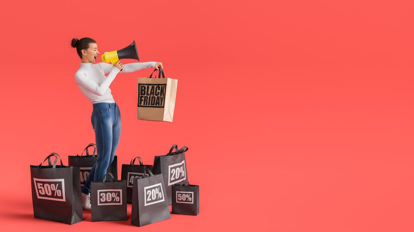 Eine junge Frau, die draußen am Telefon SMS schreibt.