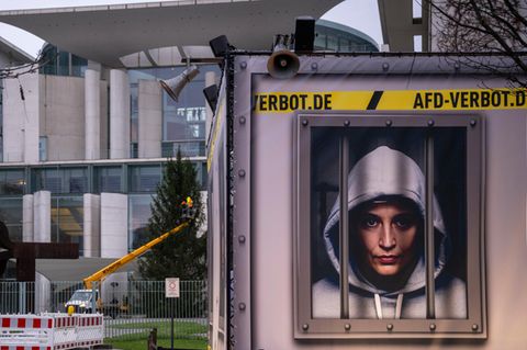 "Zentrum für Politische Schönheit": Satire-Kollektiv provoziert mit AfD-Verbotsaktion – Aktionskünstler äußert sich