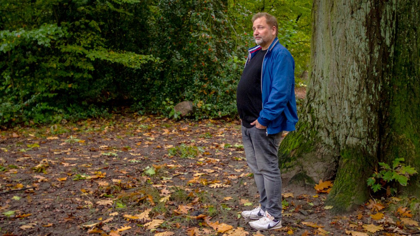 Autor Stephan Bartels seitlich aufgenommen, man sieht seinen sich vorwölbenden Bauch