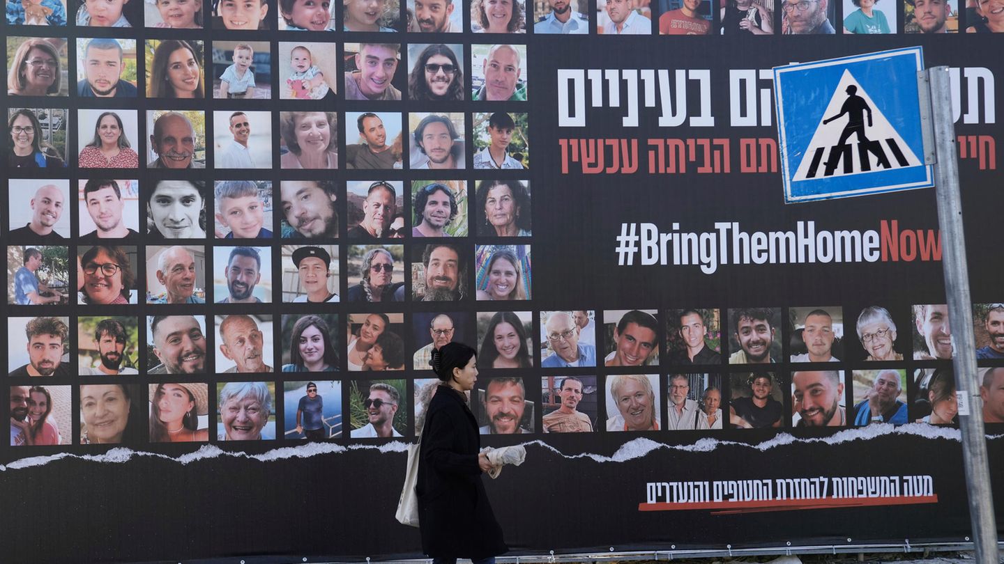 Plakate mit den Gesichtern der von der Hamas entführten Geiseln in Jeruslaem