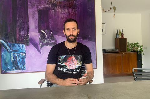 Jeden Tag bekommt Daniel Lifshitz viele Handynachrichten von Freunden. Auf seinem T-Shirt ist sein Großvater Oded zu sehen – er ist noch immer als Geisel der Hamas in Gaza