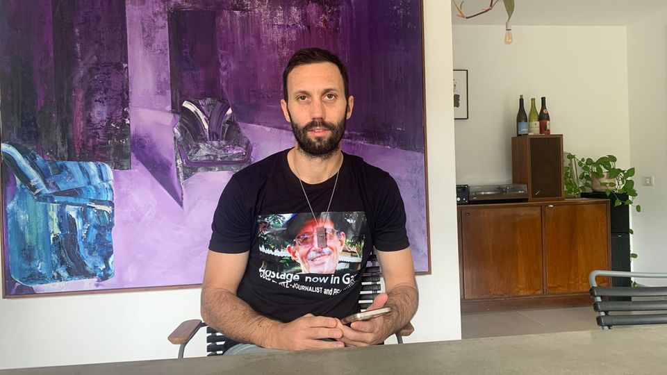 Jeden Tag bekommt Daniel Lifshitz viele Handynachrichten von Freunden. Auf seinem T-Shirt ist sein Großvater Oded zu sehen – er ist noch immer als Geisel der Hamas in Gaza