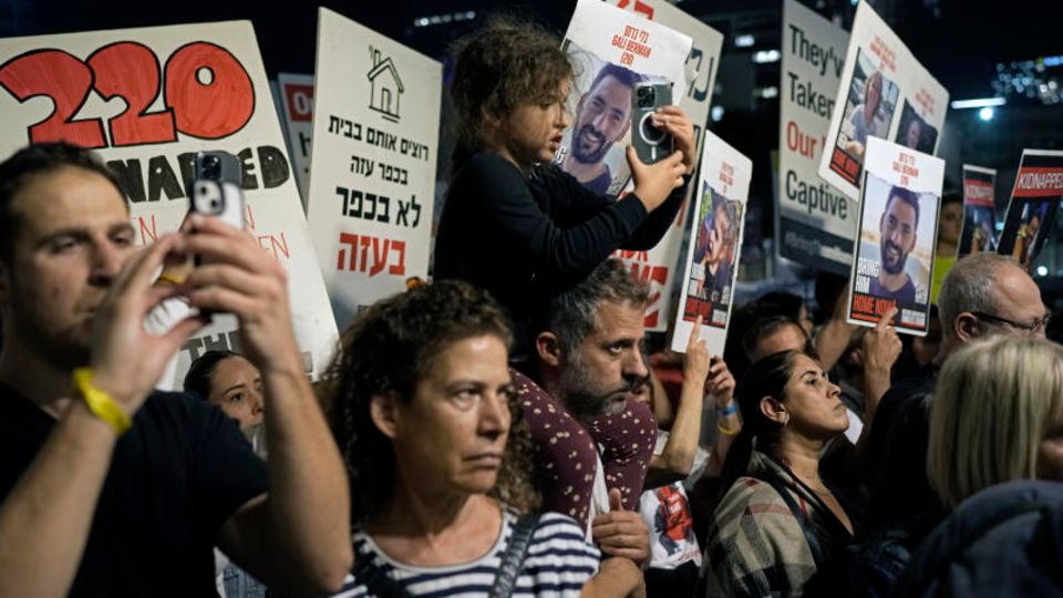 Menschen nehmen in Tel Aviv an einer Solidaritätskundgebung für die von der islamstischen Hamas entführten Geiseln teil