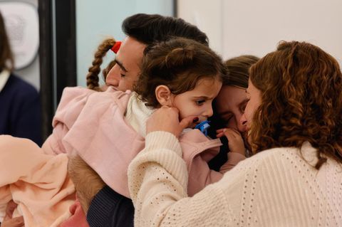 Israel: Familie umarmt zweijährige Tochter, die von der Hamas freigelassen wurde