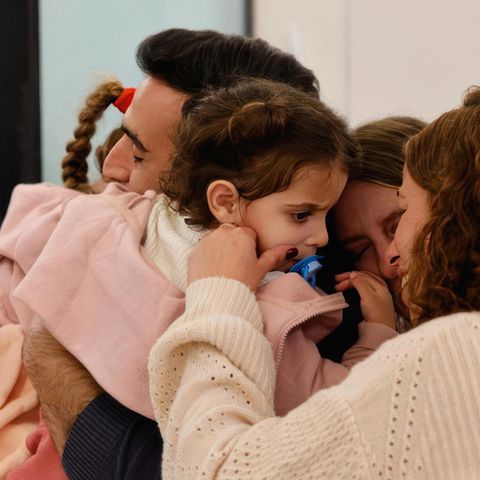 Israel: Familie umarmt zweijährige Tochter, die von der Hamas freigelassen wurde