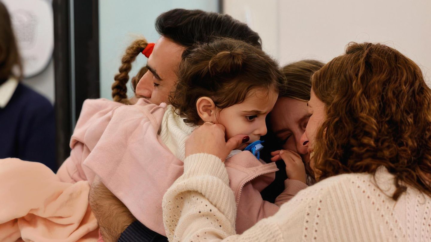 Israel: Familie umarmt zweijährige Tochter, die von der Hamas freigelassen wurde