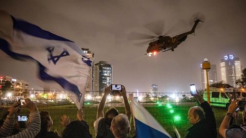 Israel: Ein Militärhubschrauber bringt freigekommene Geiseln zu einem Krankenhaus in Tel Aviv