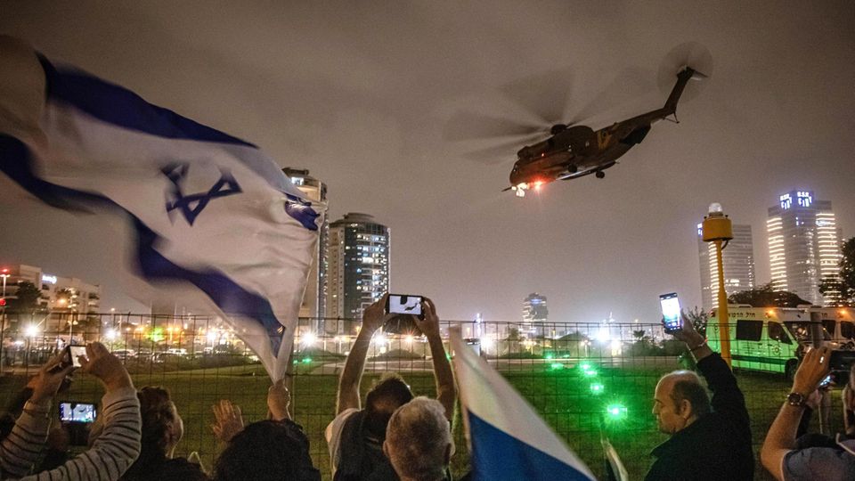 Israel: Ein Militärhubschrauber bringt freigekommene Geiseln zu einem Krankenhaus in Tel Aviv
