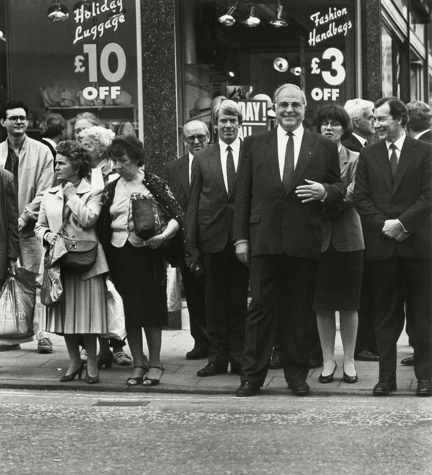 Am 23. Mai 1991 bekam Helmut Kohl die Ehrendoktorwürde der Universität Edinburgh verliehen. Müller hat ihn beim Einkaufsbummel in der schottischen Stadt festgehalten.