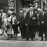 Am 23. Mai 1991 bekam Helmut Kohl die Ehrendoktorwürde der Universität Edinburgh verliehen. Müller hat ihn beim Einkaufsbummel in der schottischen Stadt festgehalten.