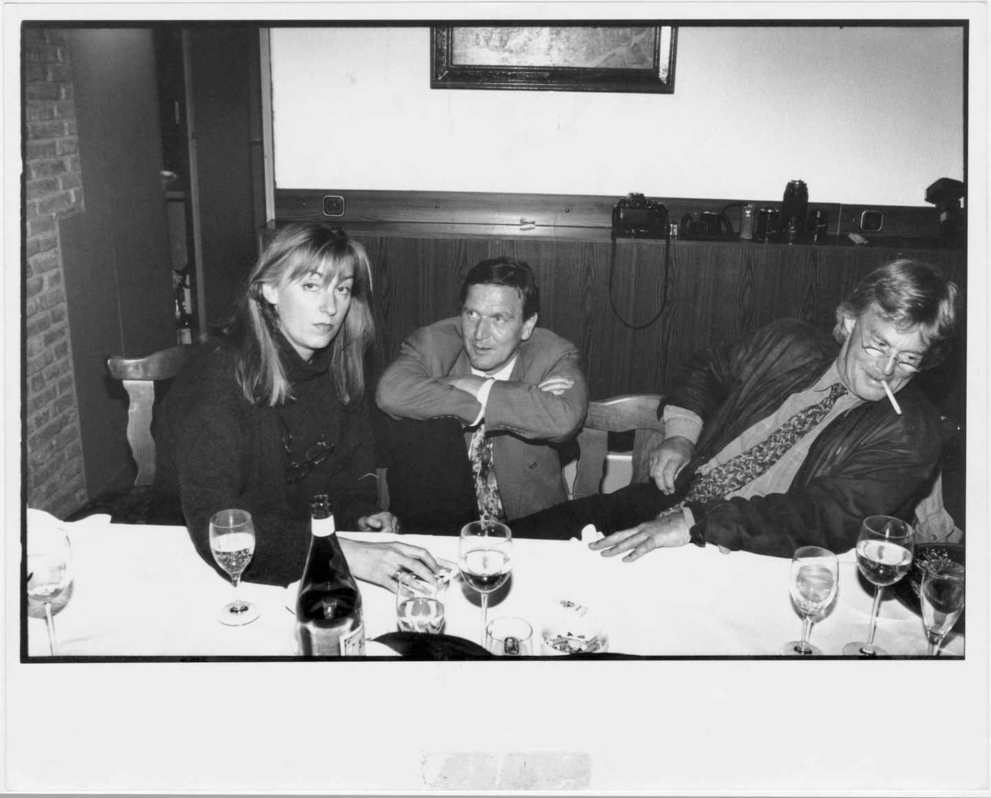Der damalige niedersächsische Ministerpräsident Gerhard Schröder und stern-Autorin Ulrike Posche 1993 im Restaurant "Schillingshof" in Friedland. Rechts macht es sich Konrad R. Müller gemütlich.