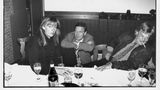 Der damalige niedersächsische Ministerpräsident Gerhard Schröder und stern-Autorin Ulrike Posche 1993 im Restaurant "Schillingshof" in Friedland. Rechts macht es sich Konrad R. Müller gemütlich.