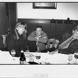 Der damalige niedersächsische Ministerpräsident Gerhard Schröder und stern-Autorin Ulrike Posche 1993 im Restaurant "Schillingshof" in Friedland. Rechts macht es sich Konrad R. Müller gemütlich.