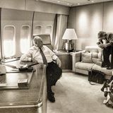 Bill Clinton zusammen mit Helmut Kohl und dem Fotografen Konrad R. Müller in Action