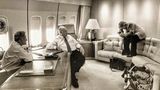 Bill Clinton zusammen mit Helmut Kohl und dem Fotografen Konrad R. Müller in Action