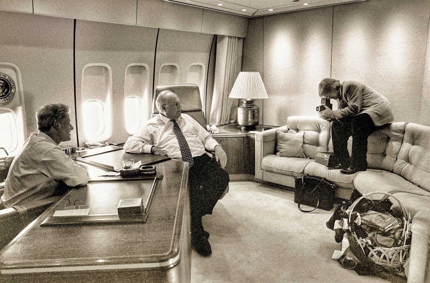 Bill Clinton zusammen mit Helmut Kohl und dem Fotografen Konrad R. Müller in Action