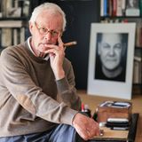 Konrad Rufus Müller im Mai diesen Jahres in seinem Wohnzimmer. Im Alter von 83 Jahren ist der Porträtfotograf gestorben. Müller fotografierte alle deutschen Bundeskanzler. Seine Schwarz-Weiß-Fotos von Konrad Adenauer (CDU) bis Olaf Scholz (SPD) haben eine intensive Bildsprache, Müller verzichtete dabei auf Scheinwerfer, Stative und anderes Zubehör.