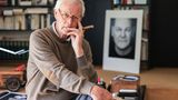 Konrad Rufus Müller im Mai diesen Jahres in seinem Wohnzimmer. Im Alter von 83 Jahren ist der Porträtfotograf gestorben. Müller fotografierte alle deutschen Bundeskanzler. Seine Schwarz-Weiß-Fotos von Konrad Adenauer (CDU) bis Olaf Scholz (SPD) haben eine intensive Bildsprache, Müller verzichtete dabei auf Scheinwerfer, Stative und anderes Zubehör.