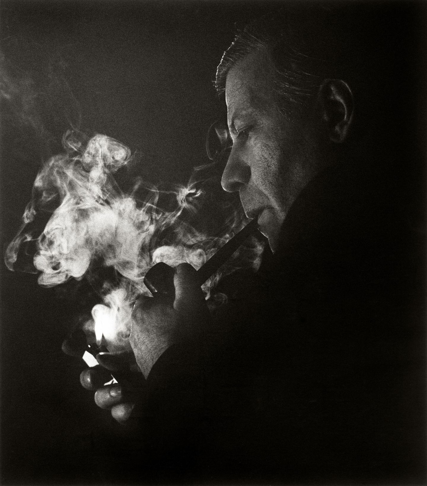 Den früheren Bundeskanzler Helmut Schmidt (1974-1982) fotografierte Konrad R. Müller 1999 Pfeife rauchend