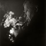 Den früheren Bundeskanzler Helmut Schmidt (1974-1982) fotografierte Konrad R. Müller 1999 Pfeife rauchend