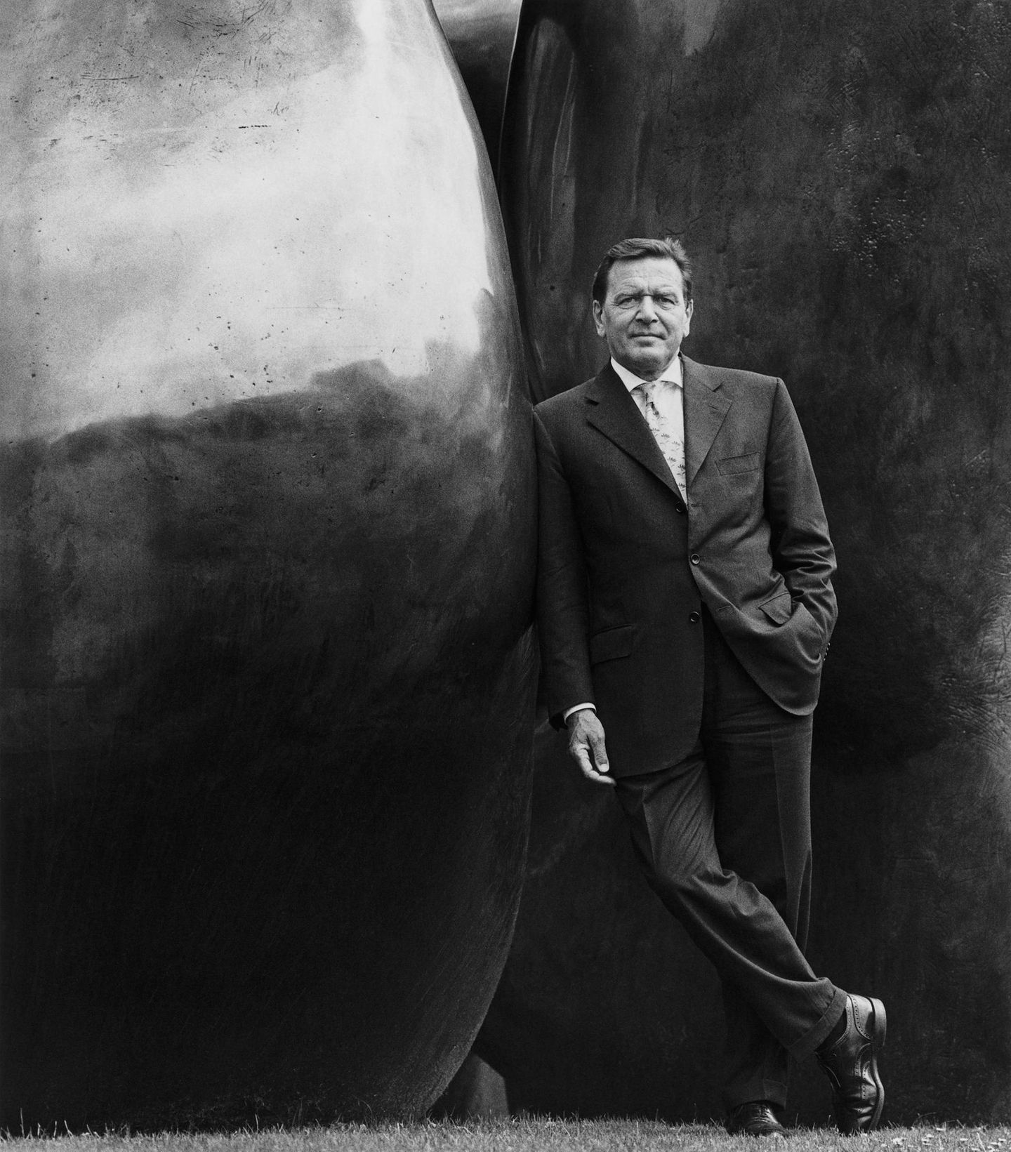 Bundeskanzler Gerhard Schröder (SPD) steht 1999 neben der Plastik "Two large forms" von Henry Moore vor dem Kanzleramt in Bonn 