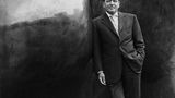 Bundeskanzler Gerhard Schröder (SPD) steht 1999 neben der Plastik "Two large forms" von Henry Moore vor dem Kanzleramt in Bonn 