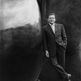 Bundeskanzler Gerhard Schröder (SPD) steht 1999 neben der Plastik "Two large forms" von Henry Moore vor dem Kanzleramt in Bonn 