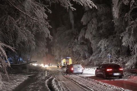 Verkehrseinschränkungen: Über 100 Menschen aus Fahrzeugen evakuiert: Wintereinbruch in Deutschland führt zu Chaos auf den Straßen