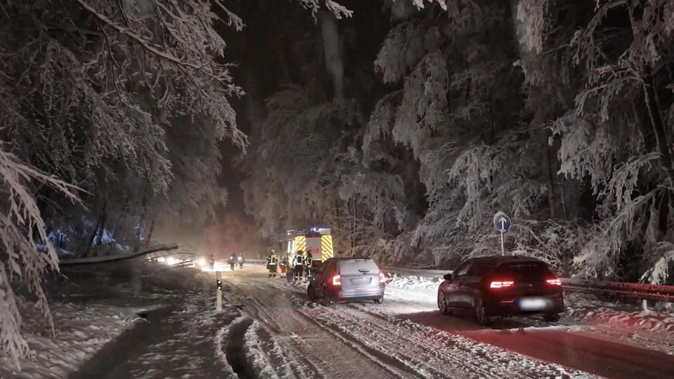 Plötzlicher Wintereinbruch in Deutschland führt zu Chaos auf den