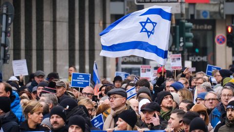Eine Demonstration gegen Antisemitismus und für Israel in Düsseldorf