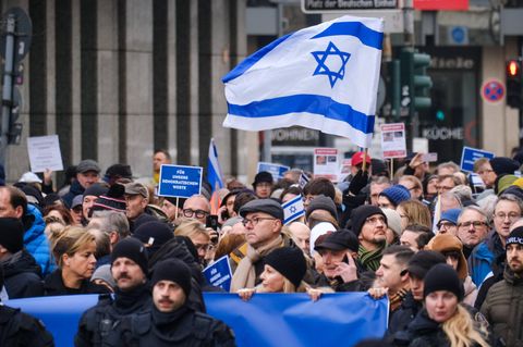 Eine Demonstration gegen Antisemitismus und für Israel in Düsseldorf