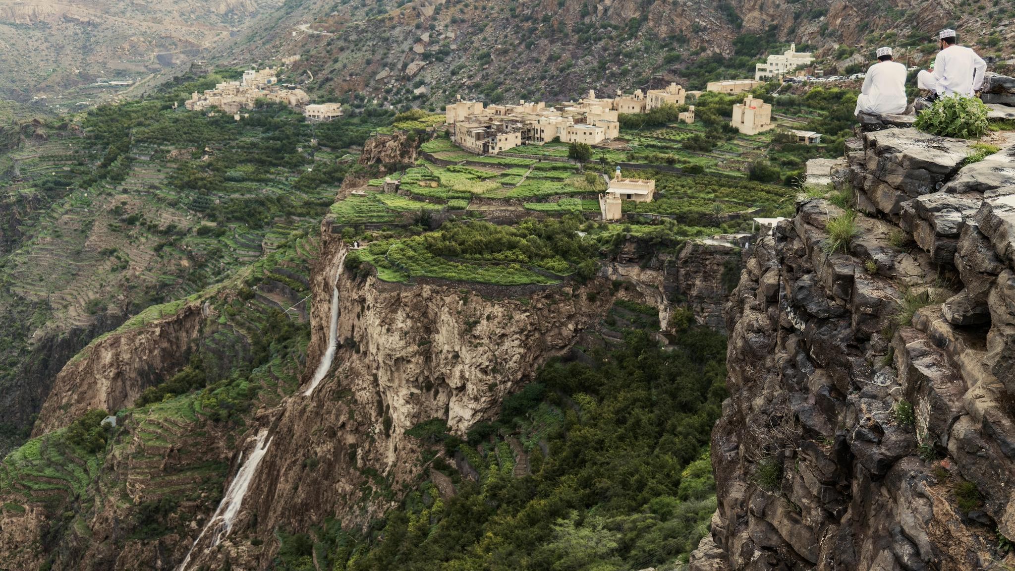 Blick auf eine grüne Felsenlandschaft mit vereinzelten Häusern