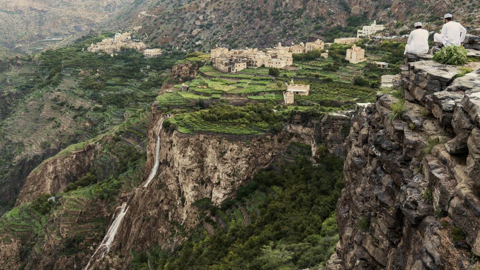 Blick auf eine grüne Felsenlandschaft mit vereinzelten Häusern