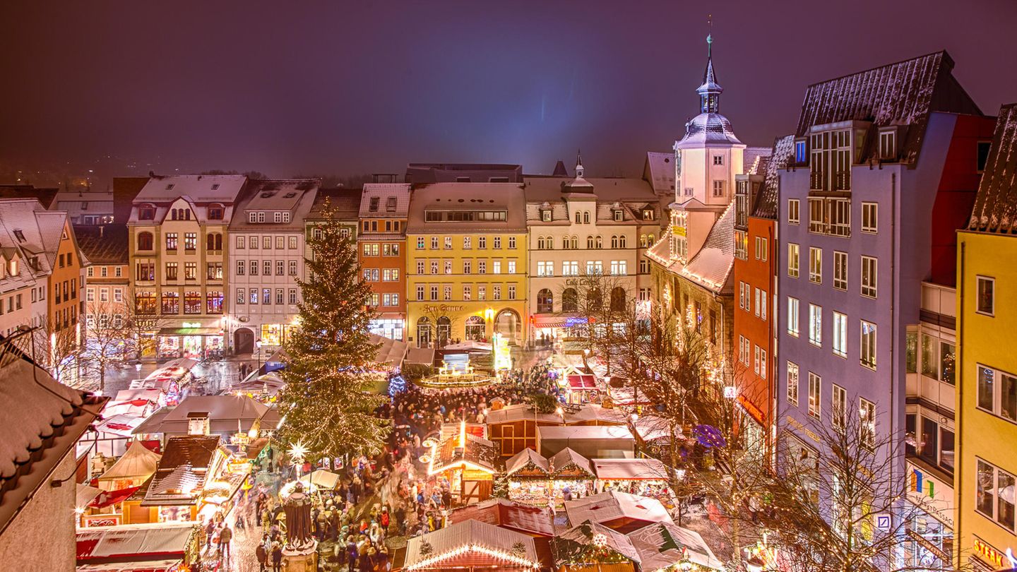 Weihnachtsmarkt Jena – eine Zeitreise ins Mittelalter  50 Kilometer, Fahrtzeit eine knappe Stunde von Erfurt  Neben dem beschaulichen Weihnachtsmarkt in der Altstadt von Jena lohnt auf jeden Fall der Besuch des historischen Weihnachtsmarktes zwischen dem Johannistor und dem Pulverturm. Hier gibt es historische Handwerkskunst, mittelalterliche Livemusik, Feuerspucker und ritterliche Schwertkämpfe zu bestaunen. Kinder können sich in der Märchenhöhle alte Volksweisen erzählen lassen. Wer Jena besucht und ein wenig mehr Zeit mitbringt, sollte sich das Zeiss Planetarium anschauen.
