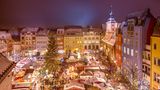 Weihnachtsmarkt Jena – eine Zeitreise ins Mittelalter  50 Kilometer, Fahrtzeit eine knappe Stunde von Erfurt  Neben dem beschaulichen Weihnachtsmarkt in der Altstadt von Jena lohnt auf jeden Fall der Besuch des historischen Weihnachtsmarktes zwischen dem Johannistor und dem Pulverturm. Hier gibt es historische Handwerkskunst, mittelalterliche Livemusik, Feuerspucker und ritterliche Schwertkämpfe zu bestaunen. Kinder können sich in der Märchenhöhle alte Volksweisen erzählen lassen. Der Markt ist vom 30. November bis zum 17. Dezember geöffnet. Wer Jena besucht und ein wenig mehr Zeit mitbringt, sollte sich das Zeiss Planetarium anschauen.