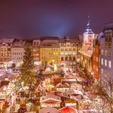 Weihnachtsmarkt Jena – eine Zeitreise ins Mittelalter  50 Kilometer, Fahrtzeit eine knappe Stunde von Erfurt  Neben dem beschaulichen Weihnachtsmarkt in der Altstadt von Jena lohnt auf jeden Fall der Besuch des historischen Weihnachtsmarktes zwischen dem Johannistor und dem Pulverturm. Hier gibt es historische Handwerkskunst, mittelalterliche Livemusik, Feuerspucker und ritterliche Schwertkämpfe zu bestaunen. Kinder können sich in der Märchenhöhle alte Volksweisen erzählen lassen. Wer Jena besucht und ein wenig mehr Zeit mitbringt, sollte sich das Zeiss Planetarium anschauen.