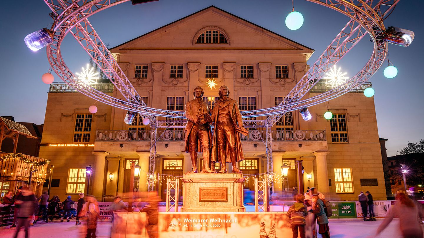 Weihnachtsmarkt Weimar  30 Kilometer, Fahrtzeit eine halbe Stunde von Erfurt  Im Dezember wirft sich die gesamte Altstadt Weimars in weihnachtliche Schale. Vom Marktplatz und Herderplatz bis zum Theaterplatz und Frauenplan reiht sich unter festlicher Beleuchtung eine Hütte an die andere. Man geht nicht über den Weihnachtsmarkt, in Weimar wird durch die Straßen des Weihnachtsmarktes flaniert. Vom ersten Dezember an öffnet der Weihnachtsmann persönlich für die Kinder ein Türchen auf dem riesigen Adventskalender am Rathaus. Täglich um 18:30 Uhr geben die Weimarer Chöre weihnachtliche Konzerte. Wer noch ein, zwei Tage an seinen Besuch dranhängt, dem seien das Haus der Weimarer Republik, das Bauhaus-Museum und die Anna Amalia Bibliothek empfohlen. 