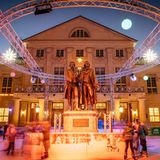 Weihnachtsmarkt Weimar  30 Kilometer, Fahrtzeit eine halbe Stunde von Erfurt  Im Dezember wirft sich die gesamte Altstadt Weimars in weihnachtliche Schale. Vom Marktplatz und Herderplatz bis zum Theaterplatz und Frauenplan reiht sich unter festlicher Beleuchtung eine Hütte an die andere. Man geht nicht über den Weihnachtsmarkt, in Weimar wird durch die Straßen des Weihnachtsmarktes flaniert. Vom ersten Dezember an öffnet der Weihnachtsmann persönlich für die Kinder ein Türchen auf dem riesigen Adventskalender am Rathaus. Wer noch ein, zwei Tage an seinen Besuch dranhängt, dem seien das Haus der Weimarer Republik, das Bauhaus-Museum und die Anna Amalia Bibliothek empfohlen. 