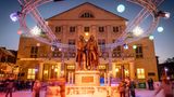 Weihnachtsmarkt Weimar  30 Kilometer, Fahrtzeit eine halbe Stunde von Erfurt  Im Dezember wirft sich die gesamte Altstadt Weimars in weihnachtliche Schale. Vom Marktplatz und Herderplatz bis zum Theaterplatz und Frauenplan reiht sich unter festlicher Beleuchtung eine Hütte an die andere. Man geht nicht über den Weihnachtsmarkt, in Weimar wird durch die Straßen des Weihnachtsmarktes flaniert. Vom ersten Dezember an öffnet der Weihnachtsmann persönlich für die Kinder ein Türchen auf dem riesigen Adventskalender am Rathaus. Täglich um 18:30 Uhr geben die Weimarer Chöre weihnachtliche Konzerte. Wer noch ein, zwei Tage an seinen Besuch dranhängt, dem seien das Haus der Weimarer Republik, das Bauhaus-Museum und die Anna Amalia Bibliothek empfohlen. 
