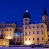 Greiz – Fürstenweihnacht für einen Tag  125 Kilometer, Fahrtzeit eineinhalb Stunden von Erfurt  Im kleinen Ort Greiz zwischen Plauen und Zwickau werden für einen Tag im Dezember die Uhren um 200 Jahre zurückgedreht. Dann erstrahlt das ehrwürdige Residenzschloss der Familie Reuss Älterer Linie im fürstlich-weihnachtlichen Glanz und wird zu einem Ort lebendiger Geschichte. Durch das weihnachtlich geschmückte Schloss wandeln die Bewohner in historischer Kleidung aus dem 18. Jahrhundert, es gibt Weihnachtskonzerte und Puppentheater in den fürstlichen Repräsentationsgemächern und im Hof Fechtkünste. Zum inneren Aufwärmen sollte man den "Heißen Bischof" probieren. Einen Punsch mit Pomeranze nach einem Rezept des einstigen Hofkonditors Müller. Den Fürstlichen Advent gibt es in diesem Jahr am 14. Dezember im Museum der Schloss- und Residenzstadt Greiz zu erleben.