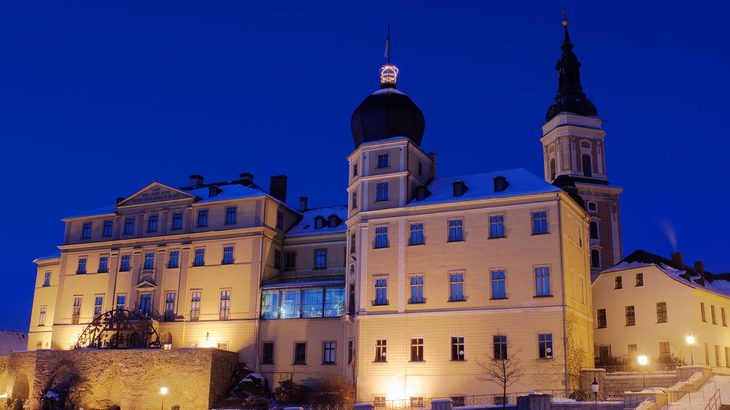 Greiz – Fürstenweihnacht für einen Tag  125 Kilometer, Fahrtzeit eineinhalb Stunden von Erfurt  Im kleinen Ort Greiz zwischen Plauen und Zwickau werden für einen Tag im Dezember die Uhren um 200 Jahre zurückgedreht. Dann erstrahlt das ehrwürdige Residenzschloss der Familie Reuss Älterer Linie im fürstlich-weihnachtlichen Glanz und wird zu einem Ort lebendiger Geschichte. Durch das weihnachtlich geschmückte Schloss wandeln die Bewohner in historischer Kleidung aus dem 18. Jahrhundert, es gibt Weihnachtskonzerte und Puppentheater in den fürstlichen Repräsentationsgemächern und im Hof Fechtkünste. Zum inneren Aufwärmen sollte man den "Heißen Bischof" probieren. Einen Punsch mit Pomeranze nach einem Rezept des einstigen Hofkonditors Müller. Den Fürstlichen Advent gibt es in diesem Jahr am 14. Dezember im Museum der Schloss- und Residenzstadt Greiz zu erleben.