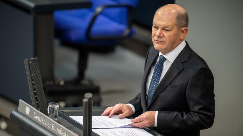 Bundeskanzler Olaf Scholz (SPD) spricht bei der Regierungserklärung zur Haushaltslage im Bundestag