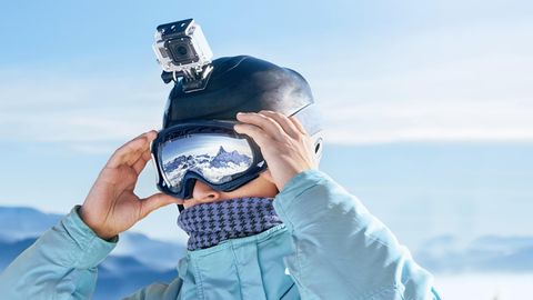 GoPro Alternativen: Frau mit Skibrille und Action Cam auf dem Helm