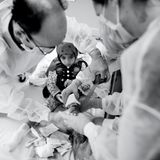 Ein kleines Mädchen wird in einem deutschen Krankenhaus behandelt