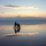 Zwei Menschen bei Sonnenuntergang