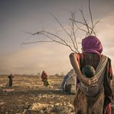 Eine Mutter trägt ihr kleines Kind im Tragetuch