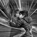 Ein Junge und seine Großmutter schließen sich durch eine Folie in die Arme